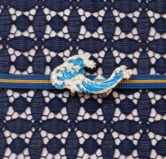 数-SUU-】 帯留 /〈葛飾北斎「富嶽三十六景」〉 神奈川沖浪裏｜着物屋