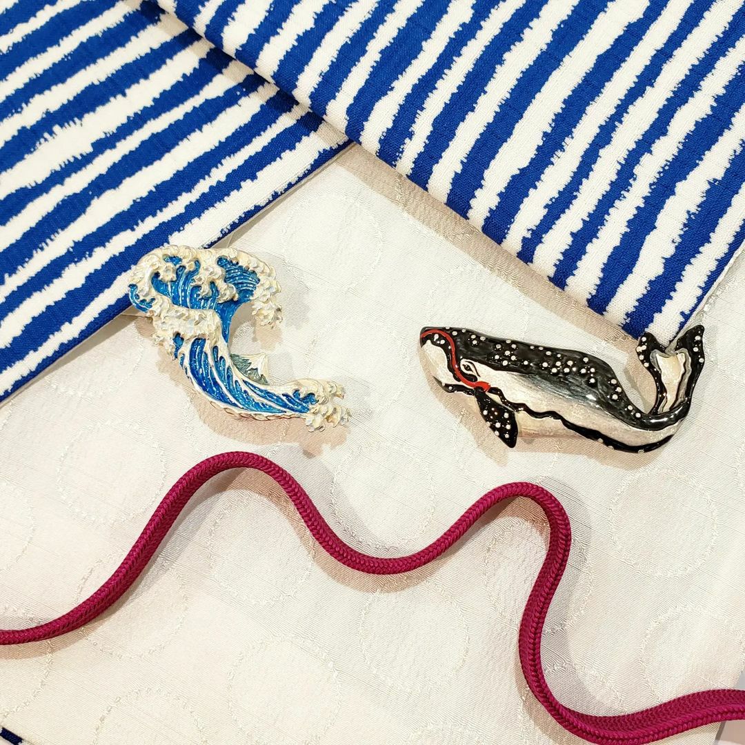 数-SUU-】 帯留 /〈葛飾北斎「富嶽三十六景」〉 神奈川沖浪裏｜着物屋