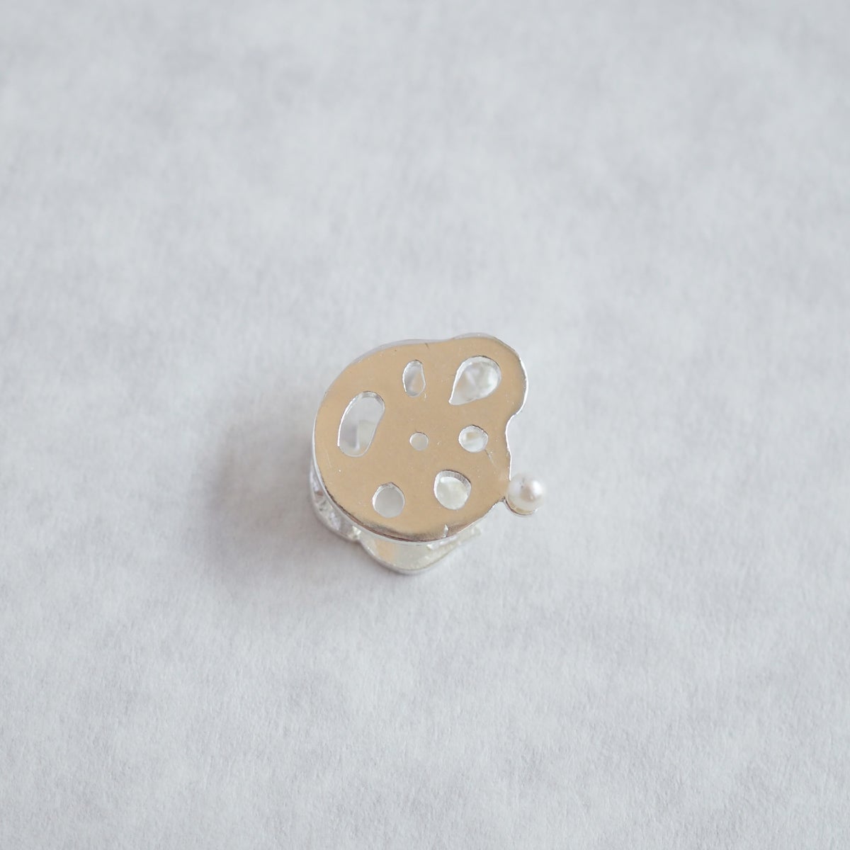 【豆留 by nagai yoko】２度楽しめるリバーシブルデザイン レンコン ／ 蓮　 メッキ無 淡水パール