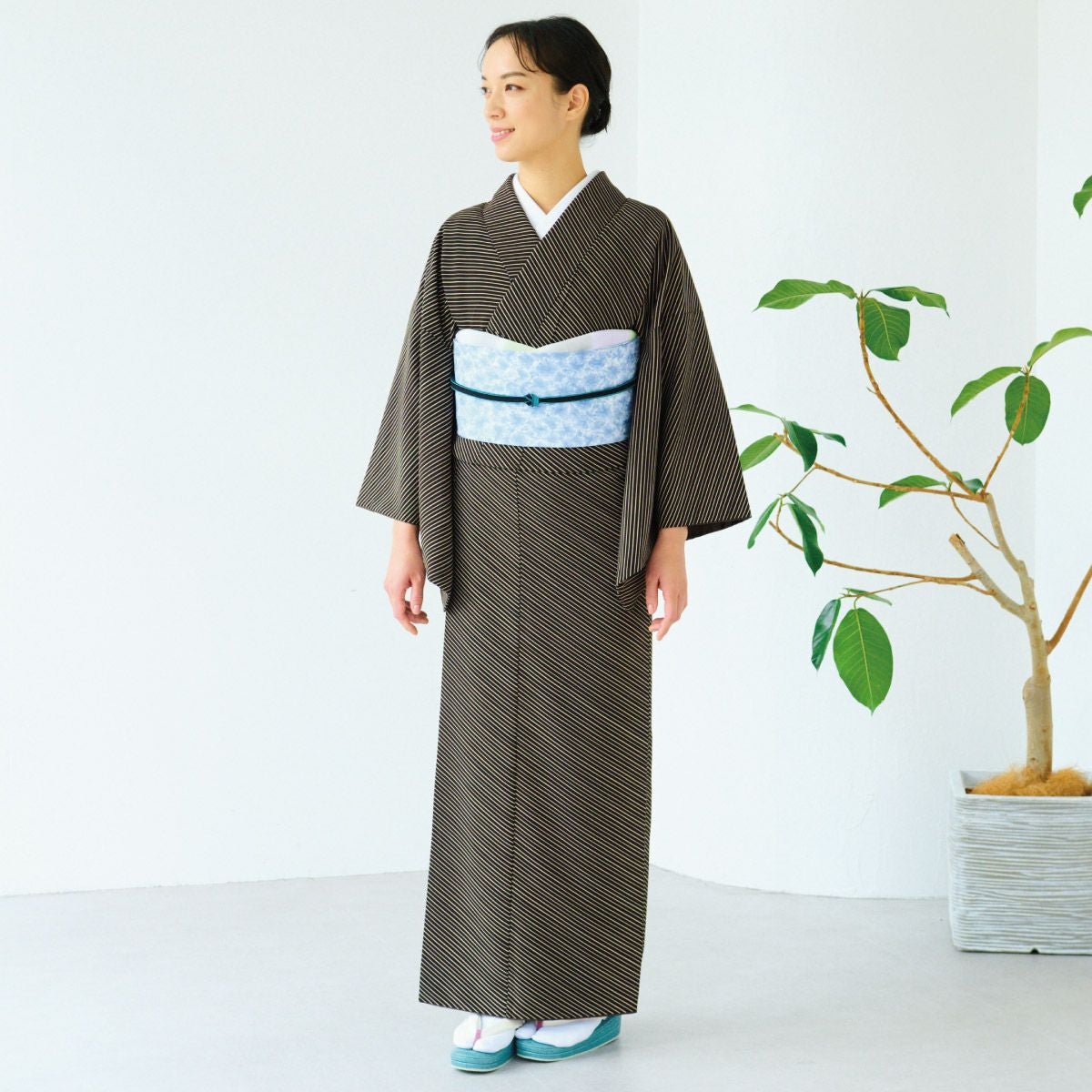 SALE　１月末迄　２０％オフ　豪華　本総絞り　斜め縞模様小紋着物 ☆35％OFF☆【CHIKUMO-千雲-】洗える着物 斜め縞/ブラウン 袷小紋