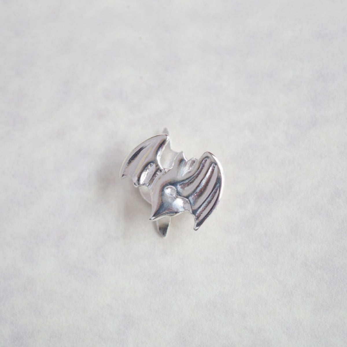 【豆留 by nagai yoko】２度楽しめるリバーシブルデザイン 蝙蝠 ／桃 　メッキ無