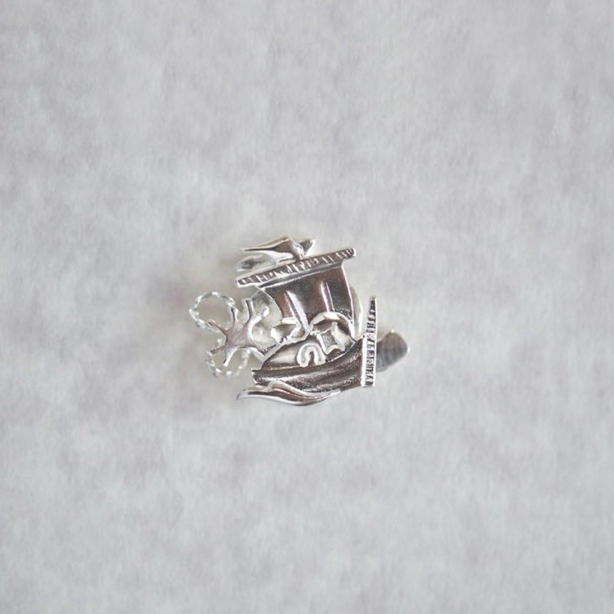 【豆留 by nagai yoko】２度楽しめるリバーシブルデザイン 宝船／打ち出の小槌 　メッキ無