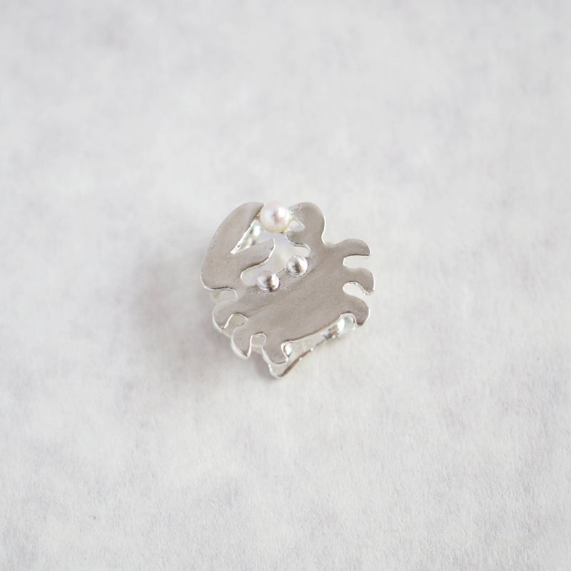 【豆留 by nagai yoko】２度楽しめるリバーシブルデザイン 蟹/貝 メッキ無し淡水パール