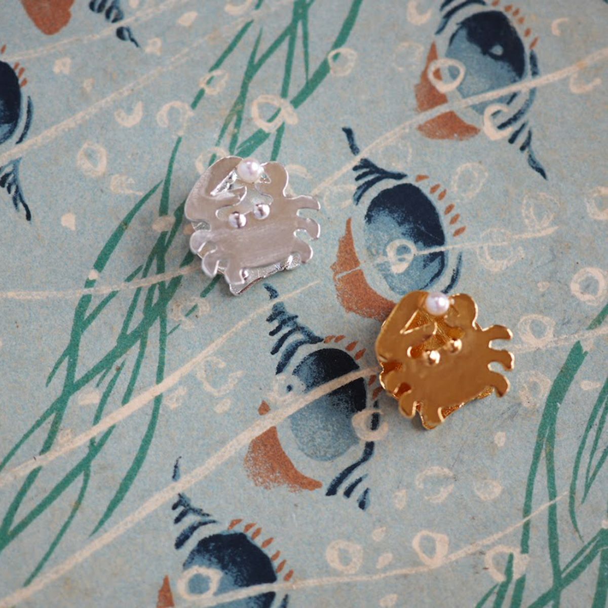✽小ぶり✽ビーズ刺繍カボション☆淡水パール×シルバー 豆留 by nagai yoko】2度楽しめるリバーシブルデザイン 宝珠蟹 淡水