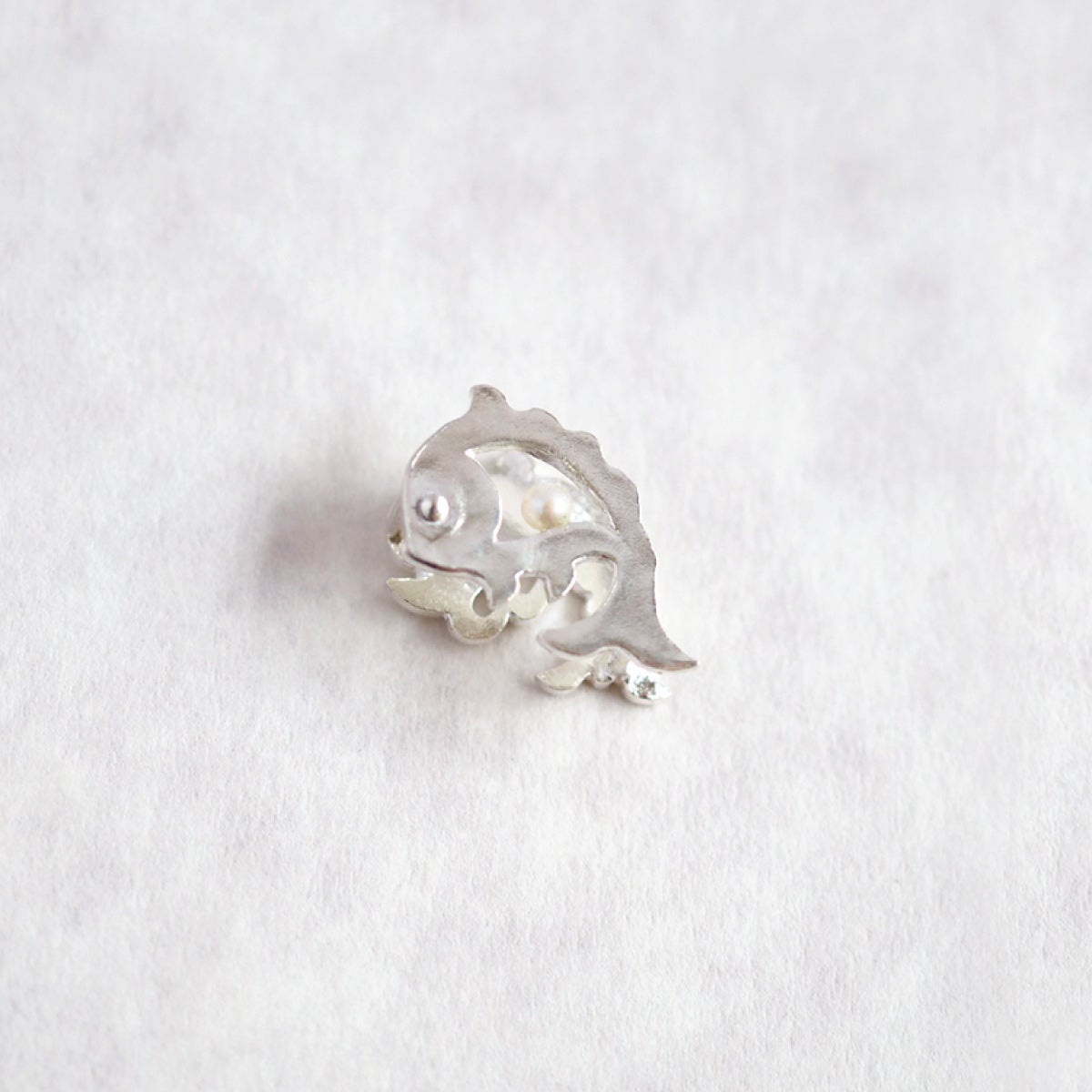 	【豆留 by nagai yoko】２度楽しめるリバーシブルデザイン 鯛/海老 メッキ無し淡水パール