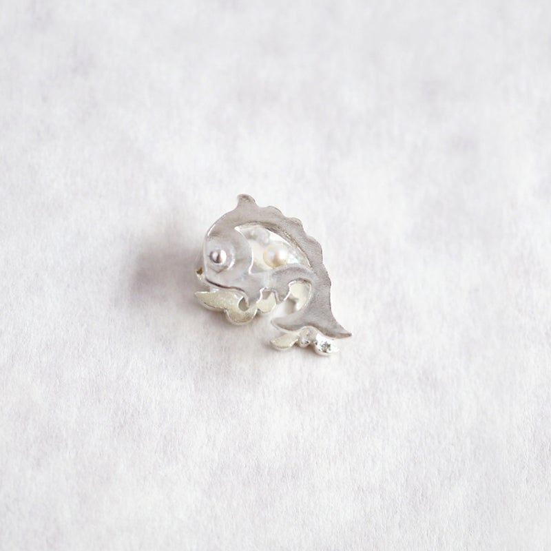 	【豆留 by nagai yoko】２度楽しめるリバーシブルデザイン 鯛/海老 メッキ無し淡水パール