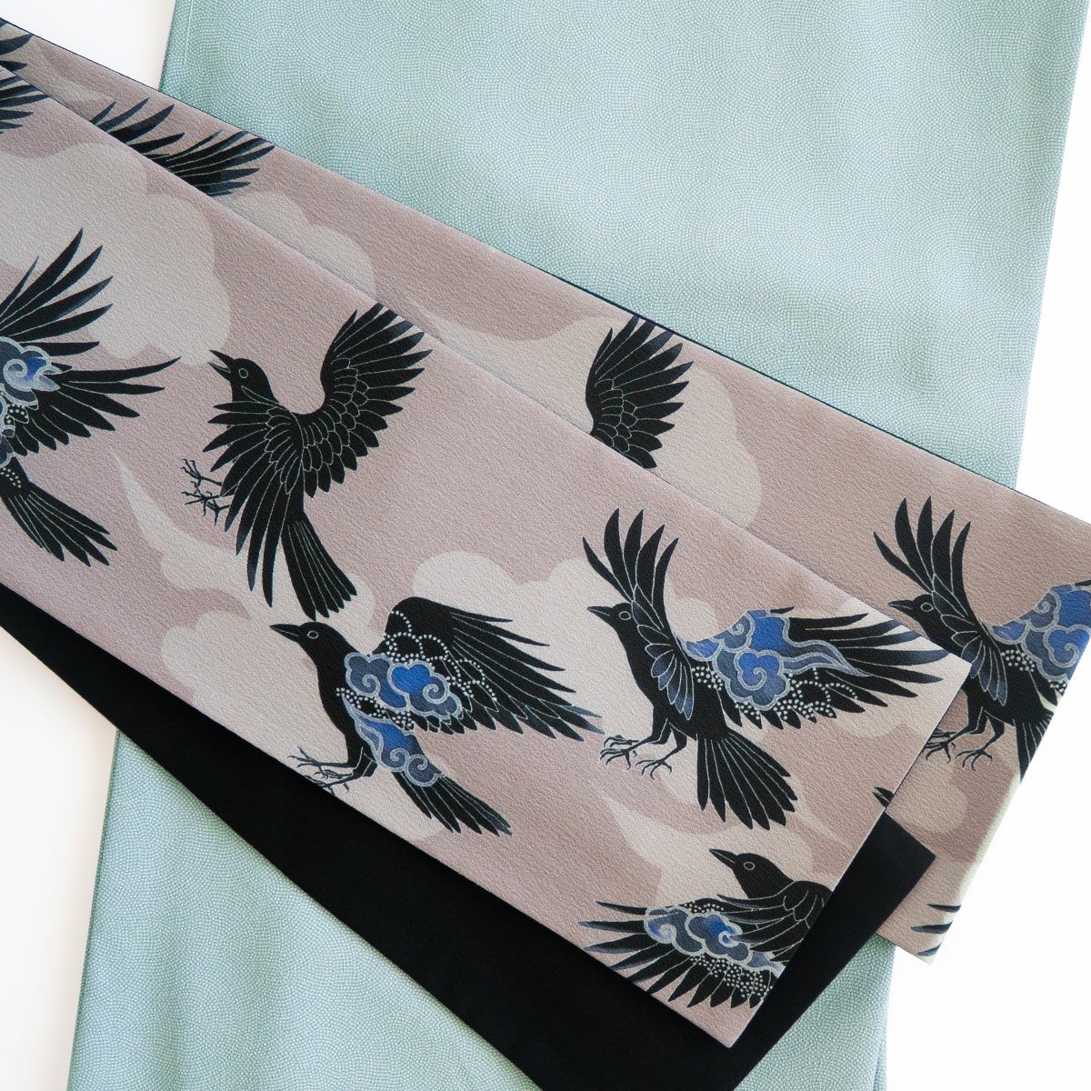 そめもよう】some-pri 半幅帯 「雲八咫烏 桜鼠」 くるり｜着物屋くるり